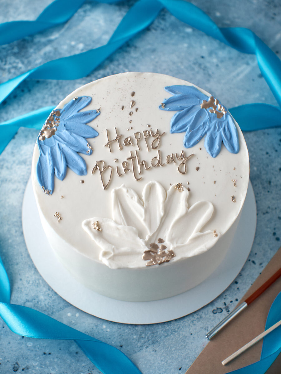 Кремовые цветы • Торт с голубыми кремовыми цветами и золотой надписью Happy Birthday Торто Латорта