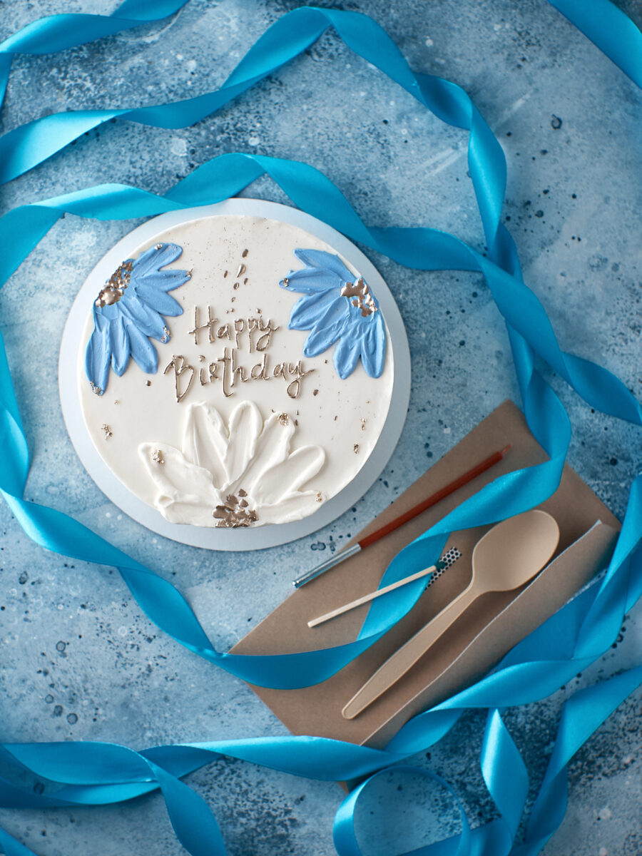 Кремовые цветы • Торт с голубыми кремовыми цветами и золотой надписью Happy Birthday Торто Латорта