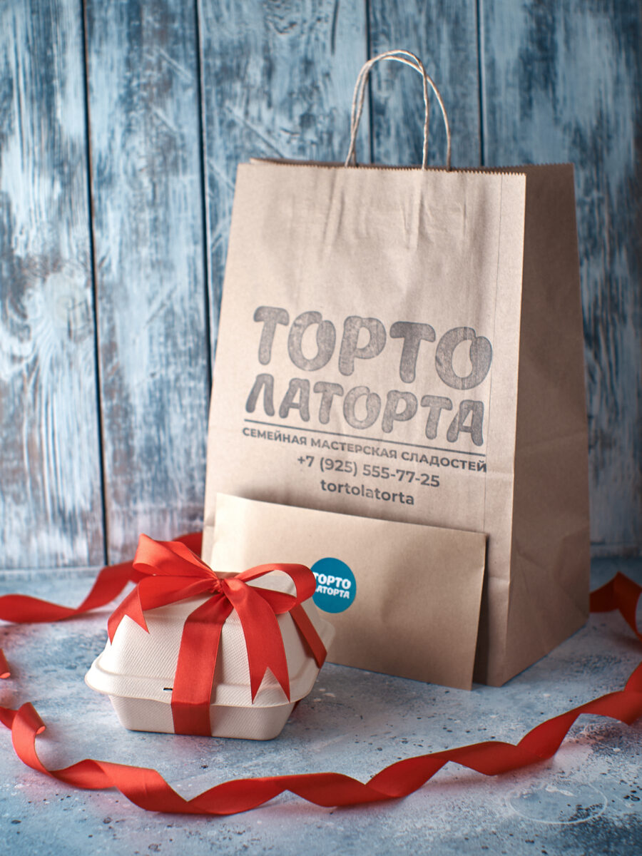 Лапки кота • Чёрный бенто-торт с кошачьими лапками и надписью "С днём рождения, кот" от Торто Латорта.